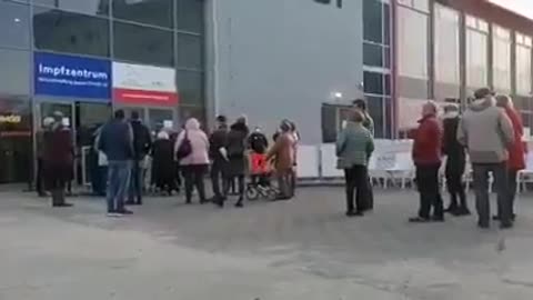 Neulich vor dem Impfzentrum