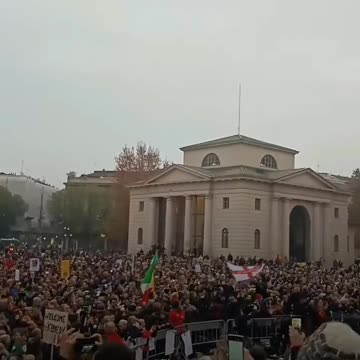 Chants of "no green pass" in Milan as Italians come out in force
