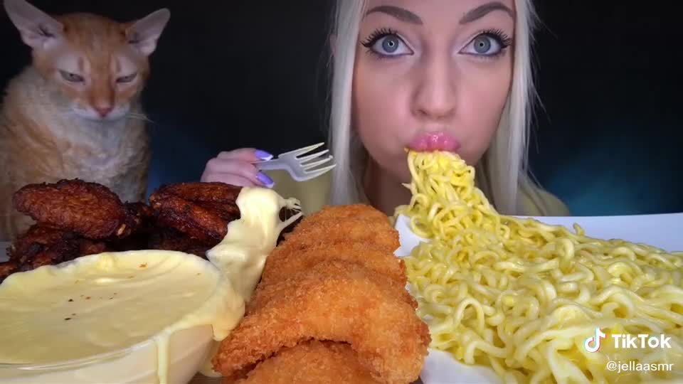 ASMR EATING WITH CAT