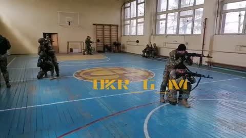 Vojáci ukrajinské armády využívají jednu z ukrajinských škol pro bojový výcvik