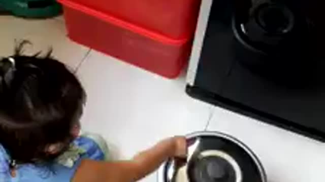 I want to cook and my bad cat leaves ... Kkkk😍🤣🤣