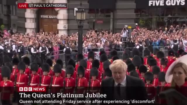 Boris Johnson contestato dalla gente al giubileo della regina Elisabetta