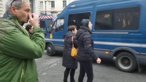 Des manifestants accueillent le convoi de la gendarmerie