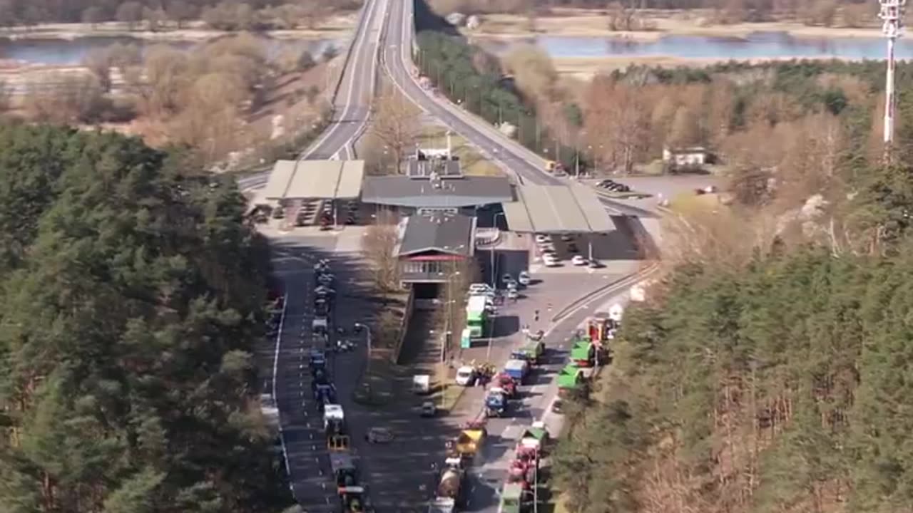 Protesting Polish farmers block two border crossing points with Germany