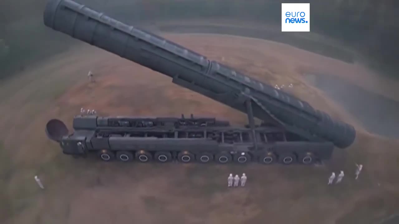 NOTIZIE DAL MONDO Corea del Nord,la televisione di Stato nordcoreana trasmette le immagini dell'ultimo test missilistico ICBM.Kim Jong-un ha seguito il lancio del missile in grado di colpire gli Stati Uniti d'America e l'isola di Taiwan...