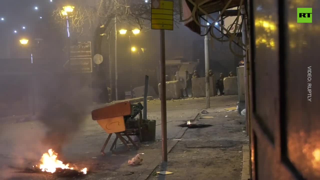 Tafferugli tra manifestanti palestinesi e polizia israeliana sionista sono scoppiati a Hebron, mentre si è svolta una manifestazione a sostegno dei residenti di Jenin a seguito dell'operazione militare israeliana sionista