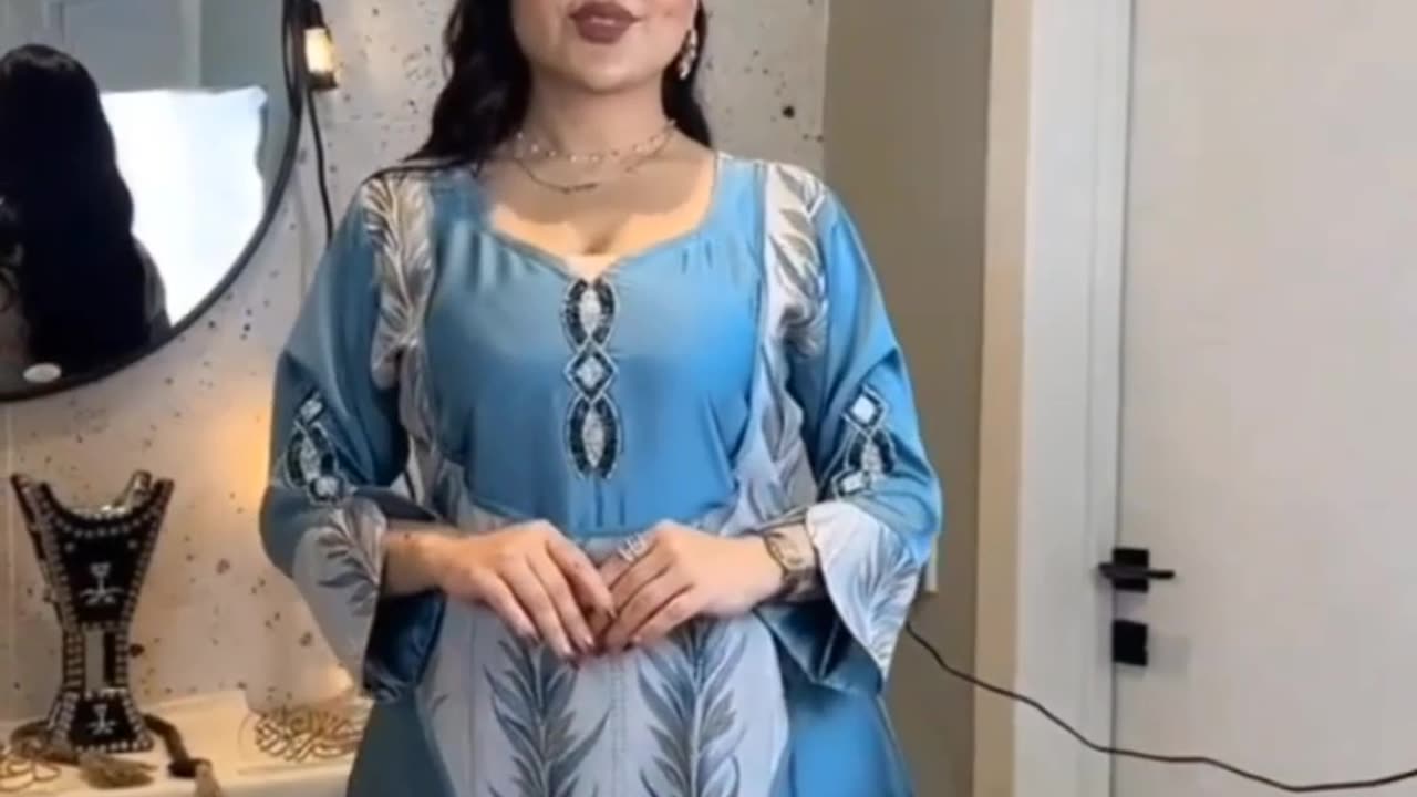 Model shamas arabic dance