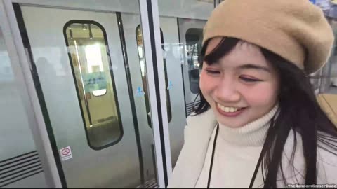 🇯🇵 Twitch Streamer Yoshimyan runs to catch the train but does not make it in time 😭😵