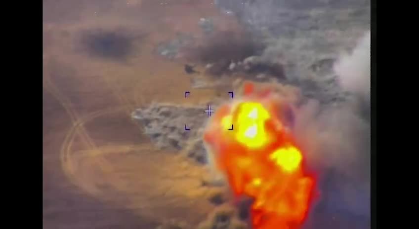 Un video con drone russo mostra la distruzione di tre obici militari ucraini.