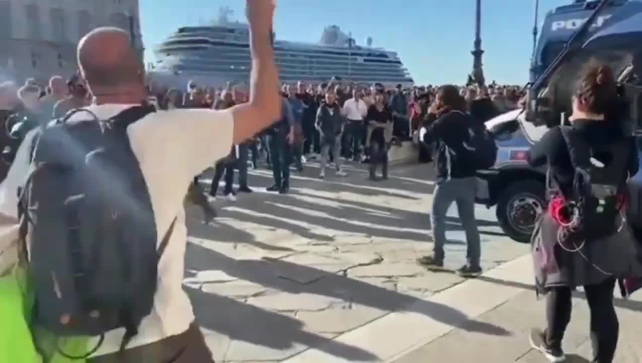 Italy 🇮🇹 Protesters Tell The Fake News Media They Aren't Welcome And Move Them On