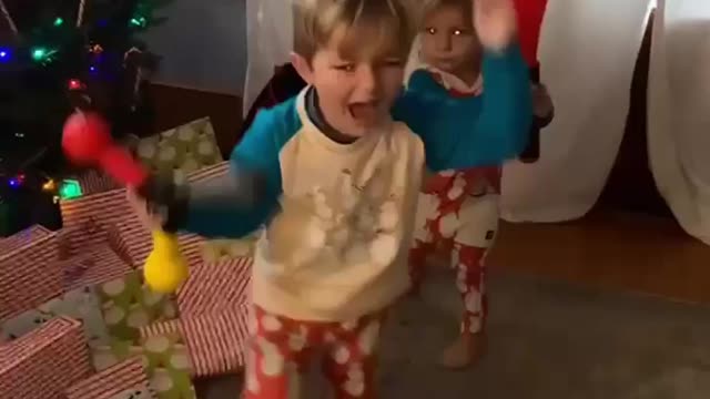 Little kid hits her brother to his head.