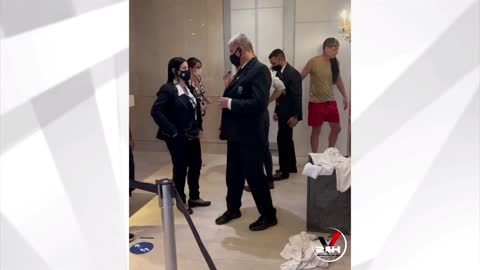 AURGENTE: APÓS ACUSAÇÃO DE RACISMO, HOMEM LEVA SOCO NA CARA EM HOTEL HILTON EM COPACABANA