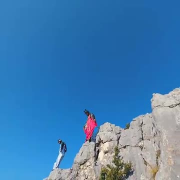 CLOSE PROXIMITY WINGSUIT FORMATION