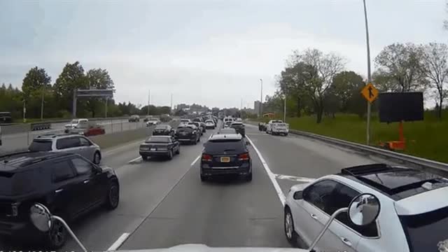 👹 WCGW intentionally pissing off an 18- wheeler 🚌 🚑