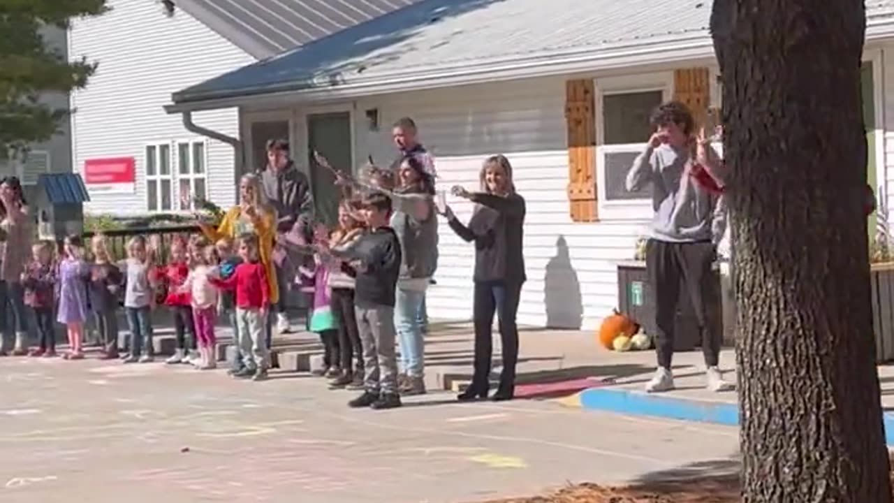 The Raccoon River Preschool welcomes Trump to Adel, Iowa---as his motorcade passes through town🇺🇸🦅