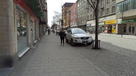 Promenerar från Järnvägsgatan i Örebro 27 April 2022