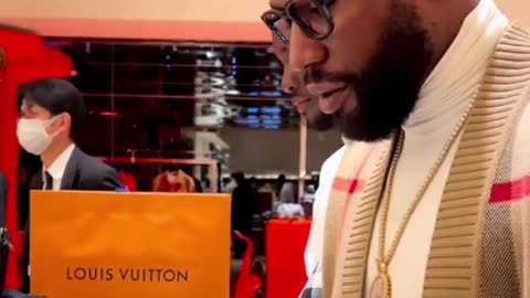 FLOYD MAYWEATHER shopping in Japan 🤑🤑