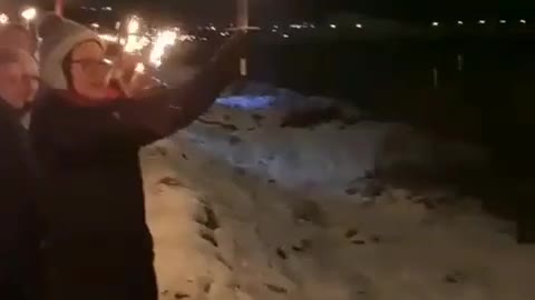 Protesta congiunta contro il Greenpass di attivisti austriaci e svizzeri sul confine