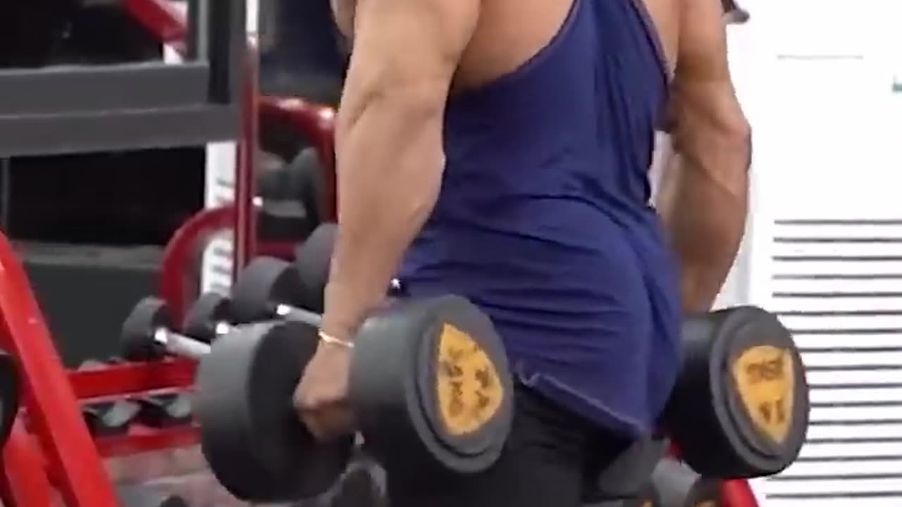 Pro Powerlifter pretends to be an old Cleaner and pranks humble blue Gym bro(Via YT: ANATOLY)