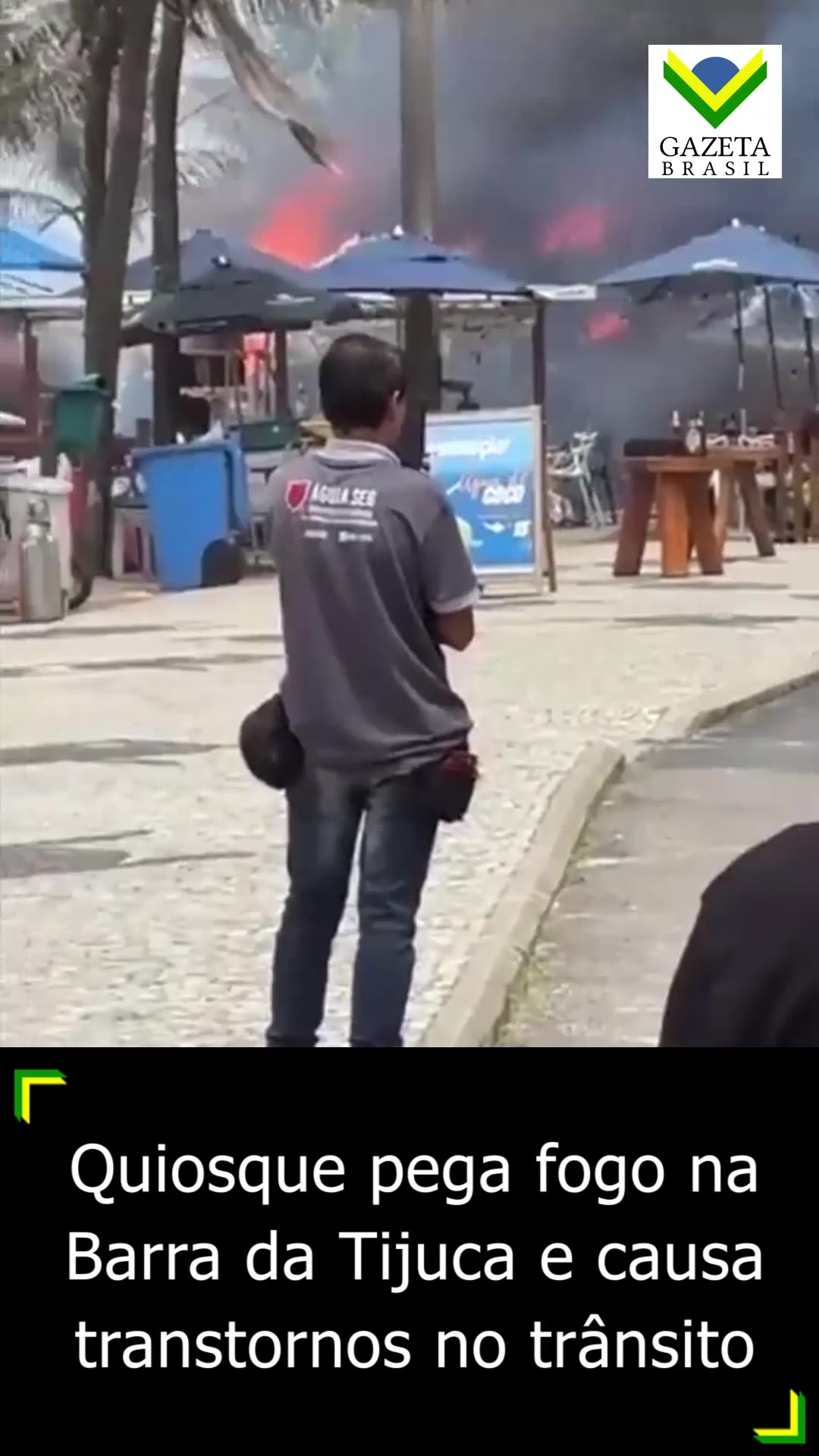 Quiosque pega fogo na Barra da Tijuca e causa transtornos no trânsito