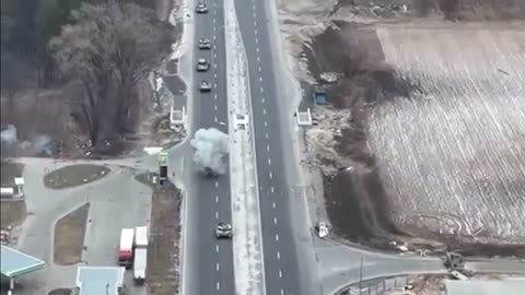 Footage of Ukrainians ambushing a convoy of the #Russian# Armed #Forces