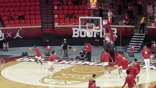 SOONERS WARMING UP DUNKS BEDLAM GAME