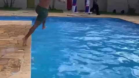 Fun skills and fails at the pool ⚽️