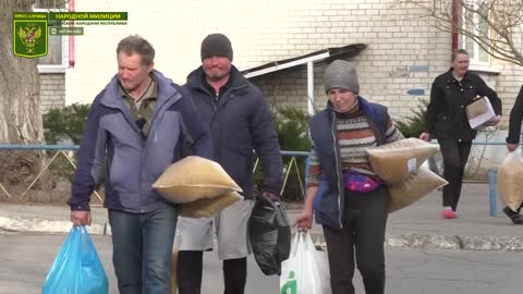 Fighters of the NM LPR and volunteers bring humanitarian aid to Rubizhne and evacuate local residents