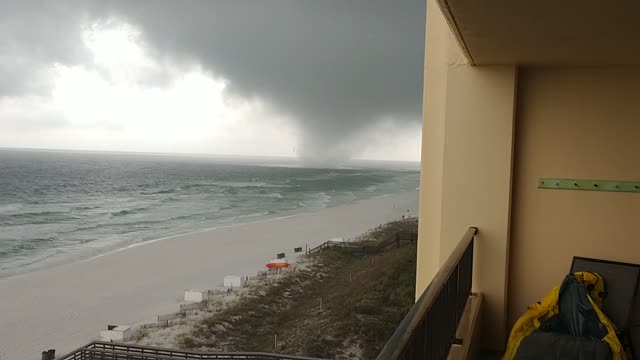 Waterspout Moves Onshore in Ft. Walton Beach