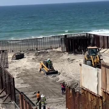 MEANWHILE, CURRENTLY HAPPENING ALONG PUR US BORDER IN SAN DIEGO COAST👀