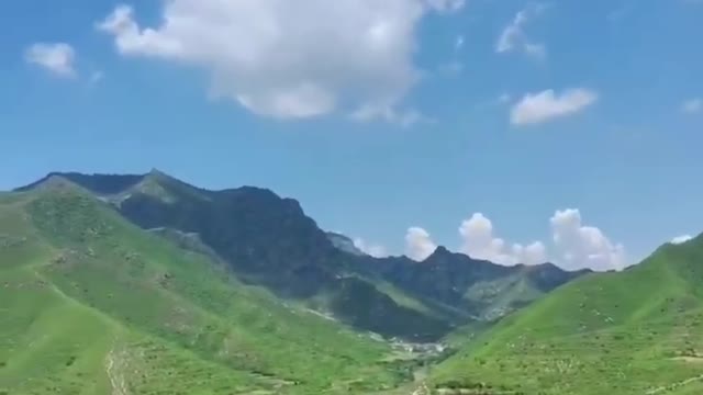 The spring breeze is not as good as you. The scenery here is picturesque