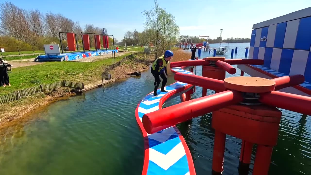 TOTAL WIPEOUT CHALLENGE vs FRIENDS 😵‍💫💥