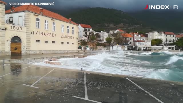 More zapljuskuje bolsku rivu