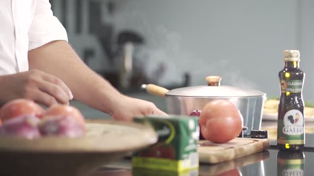 CORTANDO LEGUMES PARA FAZER SOPA