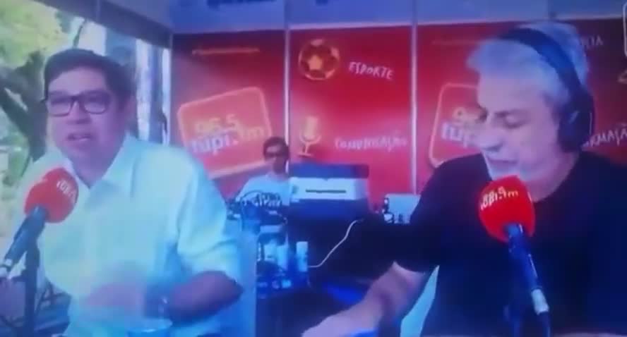 Ver o moço ao lado passando mal - É a melhor parte