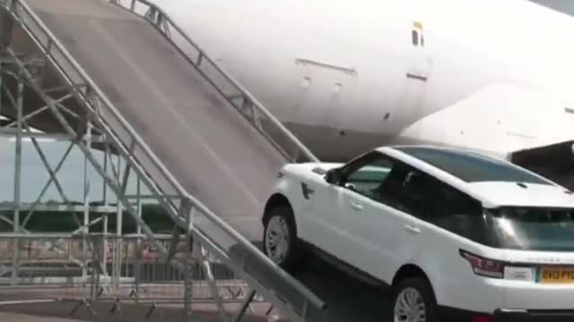 Driving the new Range Rover Sport through a Boeing 747