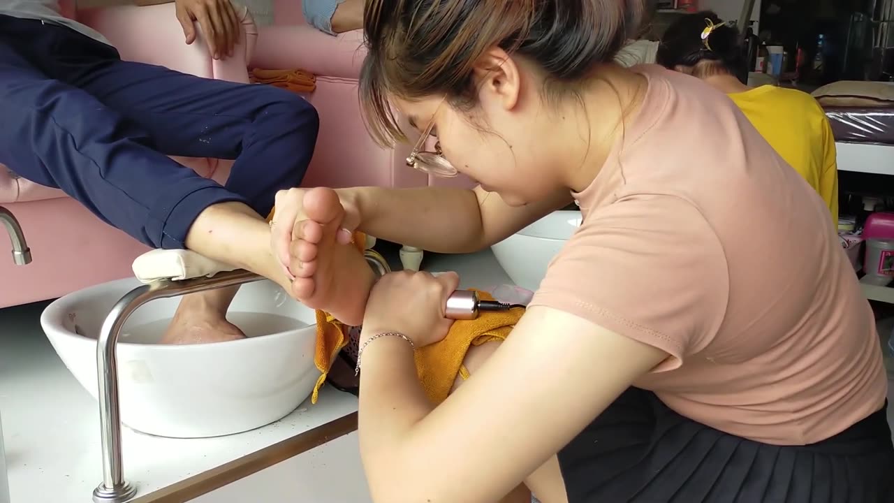 Great experience at a heel salon in Vietnam, relaxing for dry feet