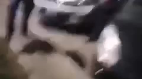 L'esasperazione della gente contro i burattini dello stato. Lo stato ruba 400 € alla gente.