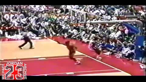 Michael Jordan - Tip-Off Kiss The Rim Dunk (1987)