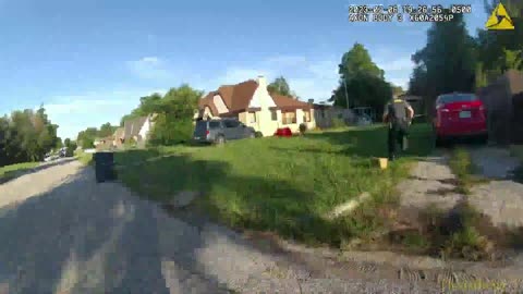 Oklahoma City officers chase down and arrest armed robbery suspect