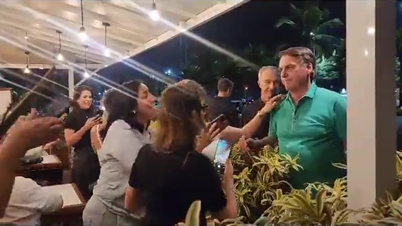 Bolsonaro é recebido por simpatizantes em pizzaria carioca