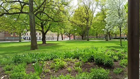 Promenerar från Karl Johans park i Örebro 18 Maj 2022