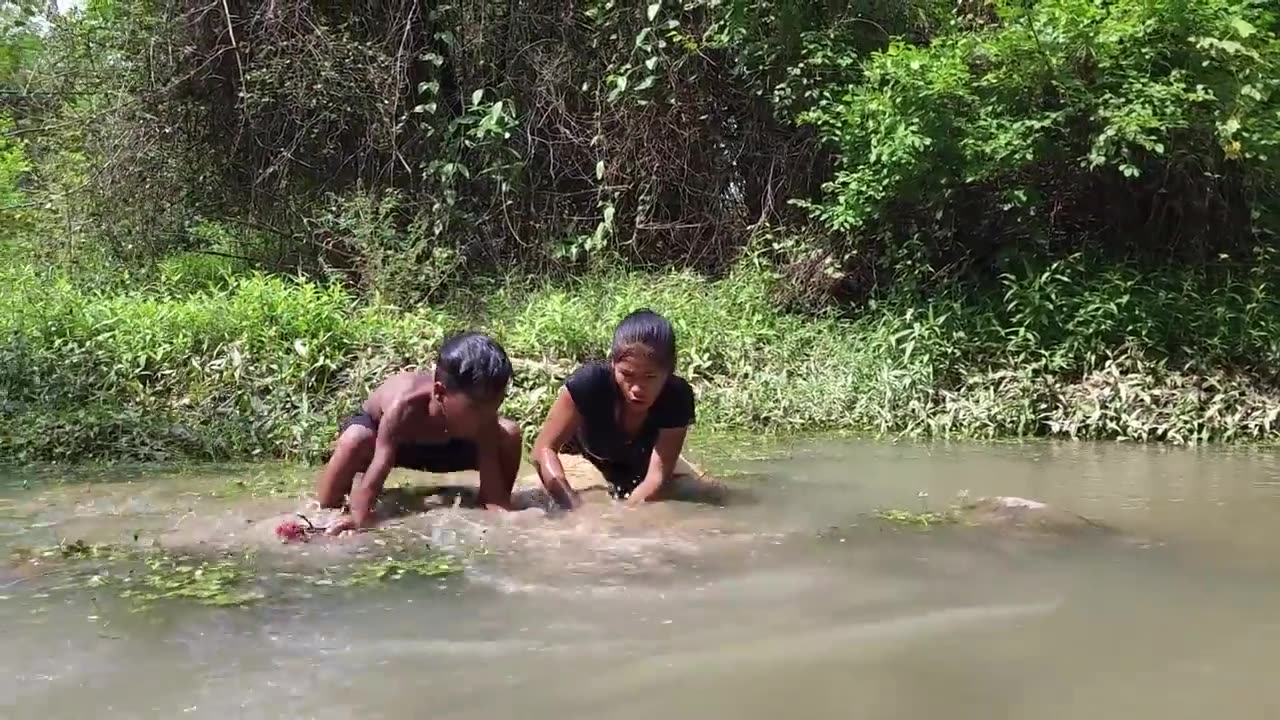 Survival in forest: Catch big catfish in river for food - Big fish spicy roasted for dinner