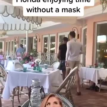 Don Lemon enjoying his time maskless in Florida