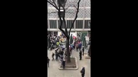 17/04/2021 STOCCARDA, GERMANIA: LA POLIZIA SCHEDA I MANIFESTANTI PER STRADA