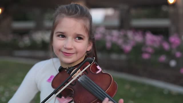 Little Girl Amazingly Covers 'Hallelujah' On The Violin