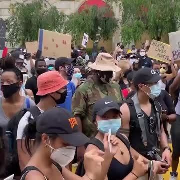 Protesters spread the love with the National Guard