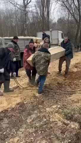 Entierro de soldados rusos sin identificar por parte de civiles ucranianos