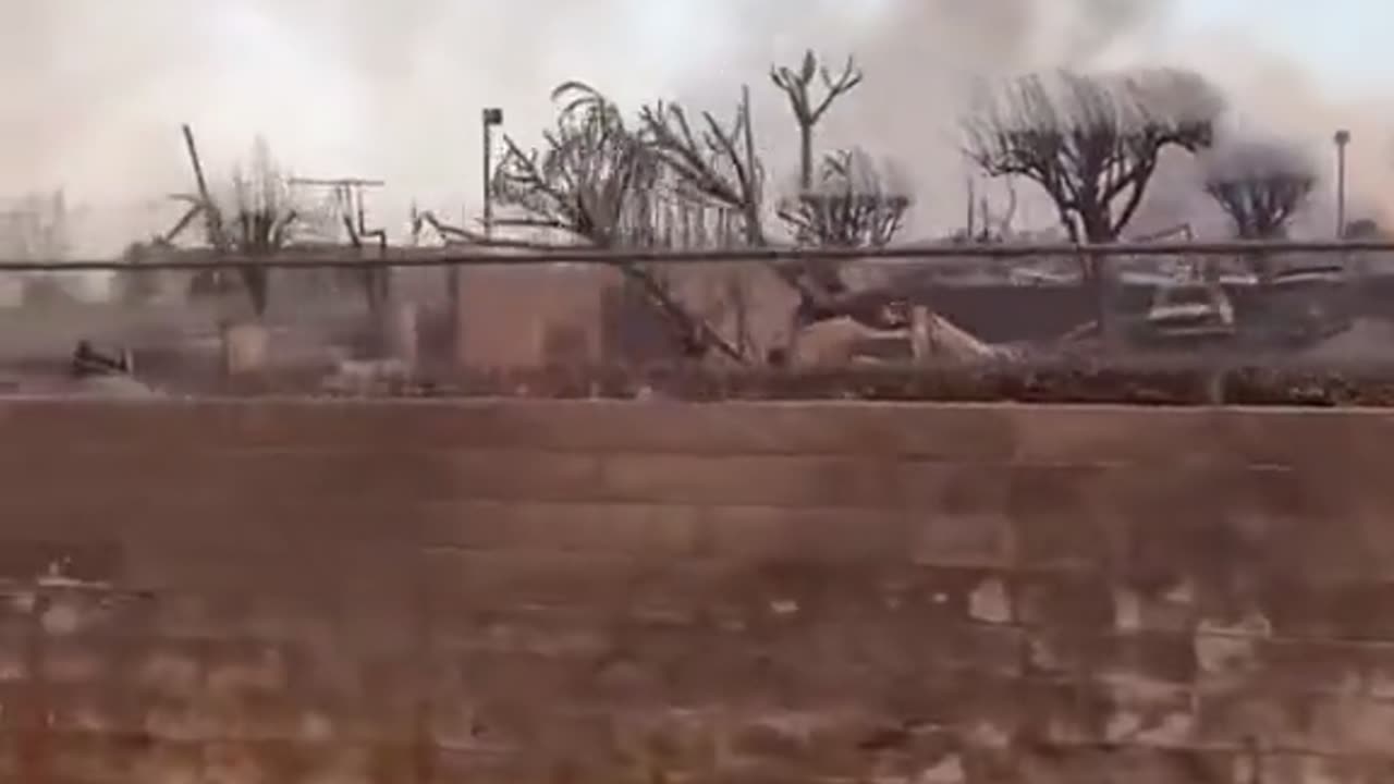 Wygląda na to, że na Maui wybuchła bomba.