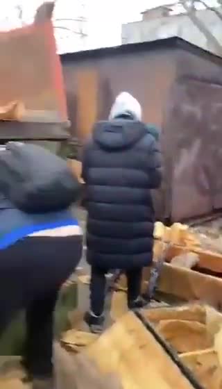 The general public of Kiev take up arms as Russian military arrives in the city